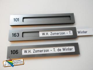 Naamhouder 120x20mm met huisnummer, materiaal perspex, kleur metallic, zelfklevend, met zij-inschuif naamplaatje